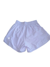 Lululemon women’s Hotty Hot HR lace trim shorts 4” lined 2