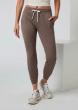 Vuori women’s cropped performance jogger XS