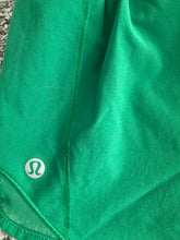 Lululemon women’s mid rise shorts 2.5” lined 2