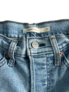 Levi’s women’s Wedgie Straight distressed jeans W25 L28