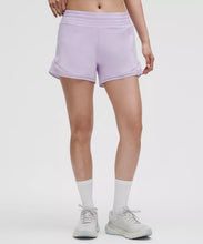 Lululemon women’s Hotty Hot HR lace trim shorts 4” lined 2