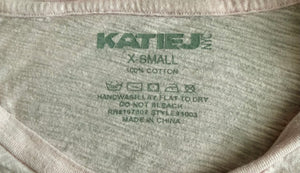 Katie J NYC junior women’s cropped v neck tee XS