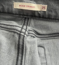 Levi’s Premium women’s Wedgie Straight jeans 25