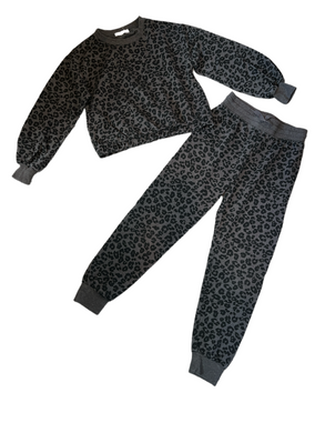 Z Supply girls 2pc cheetah sweatshirt and jogger set M(10/12)