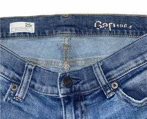 Gap women’s Girlfriend slim leg distressed jeans 25R